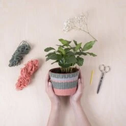 KIKKERLAND KNIT YOUR OWN PLANTER COVER KIT -Globetrotter Geschäfte 5637990665 c knit your own planter cover kit kikkerland 24